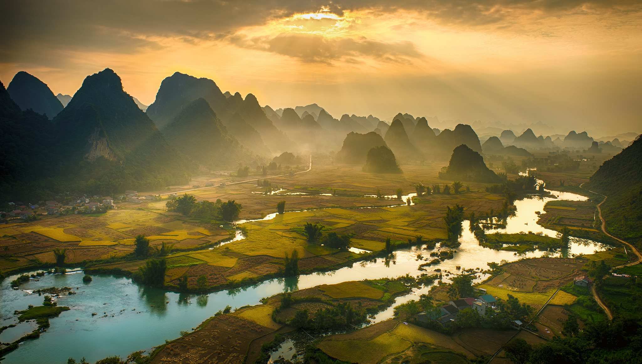 Ban Gioc Waterfall Travel Guide: Cao Bang’s Borderland Wonder in Northern Vietnam